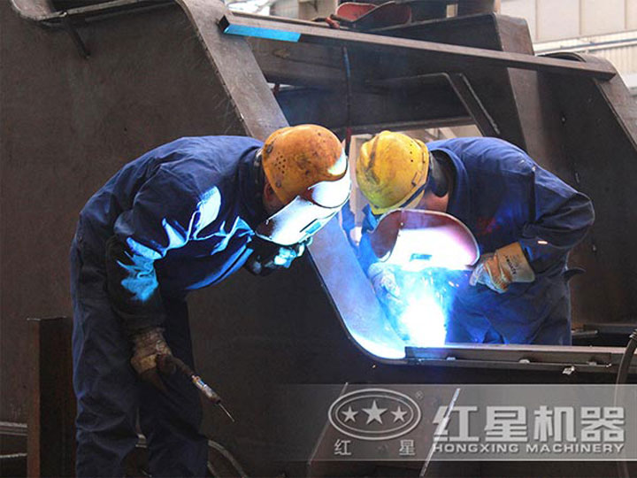 車間生產(chǎn)加工移動破碎機(jī)，每一臺設(shè)備都是匠心打造